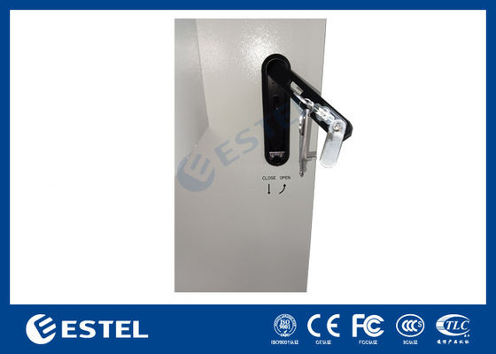 8U IP55 RAL7035 온도 열 조절과 함께 야외 폴 마운트 통신 캐비닛