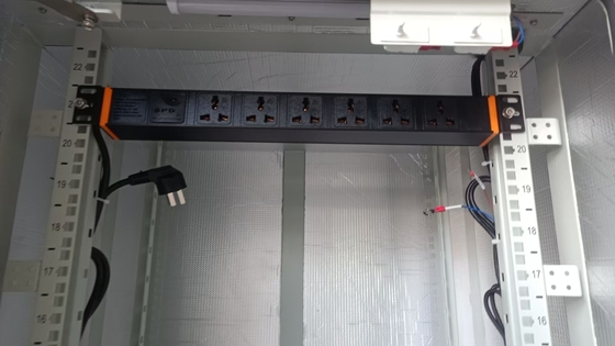 블랙 200 - 240VAC 32A 수직 PDU 전원 분배 장치 (C13 / C19 콘센트 포함)